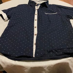 Size large levelten button down shirt
